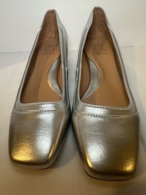 NWOT - Naturalizer ‘Huntley’ Metallic Silver Square Toe, Block Heel Pump, Sz 6M